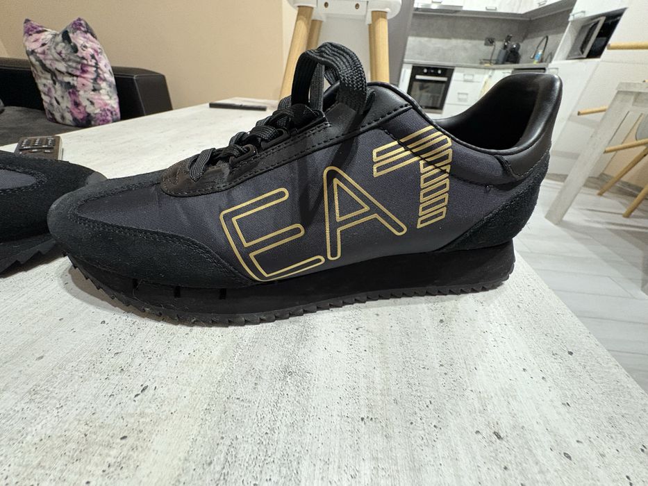 Сникърси.  Армани