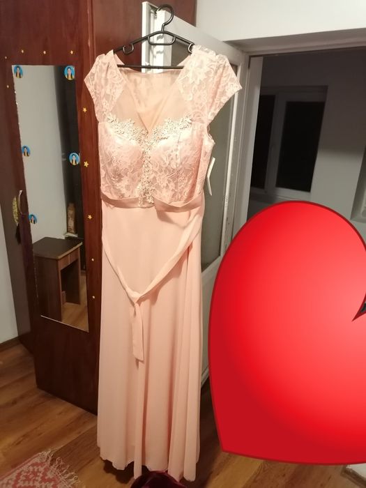 Rochii noi nu sunt purtate