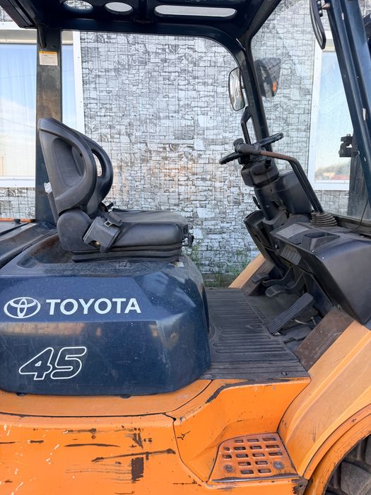 Вилочный погручик Toyota 5 тонник