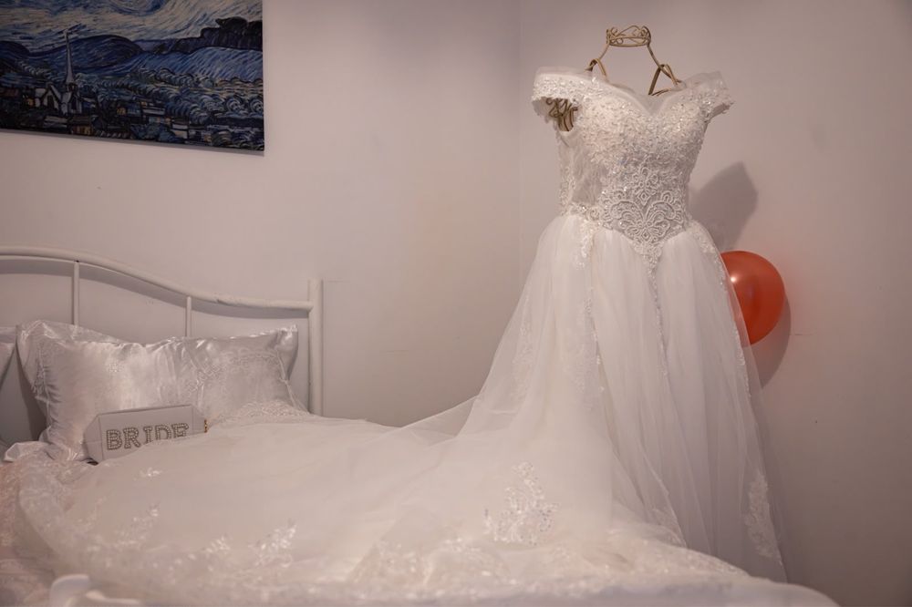 Rochie de mireasă superbă, purtată o singură dată – trenă lungă, dantelă & corset – București