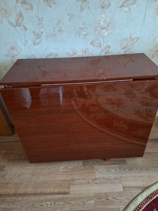 Стол - тумба полированная