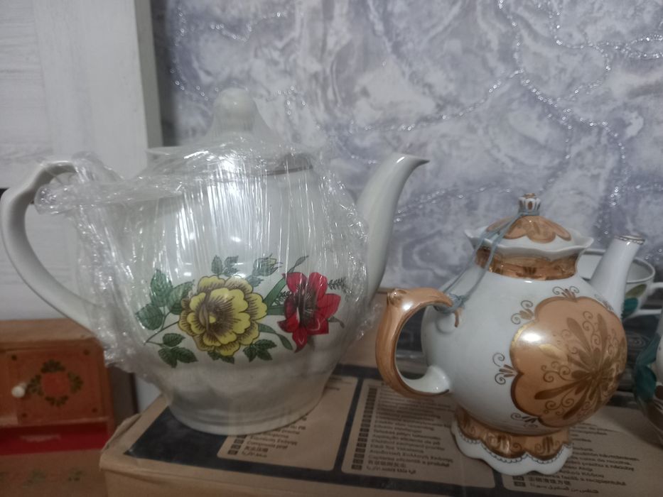Чайники и чайный сервиз. За все 150 тысяч. .
