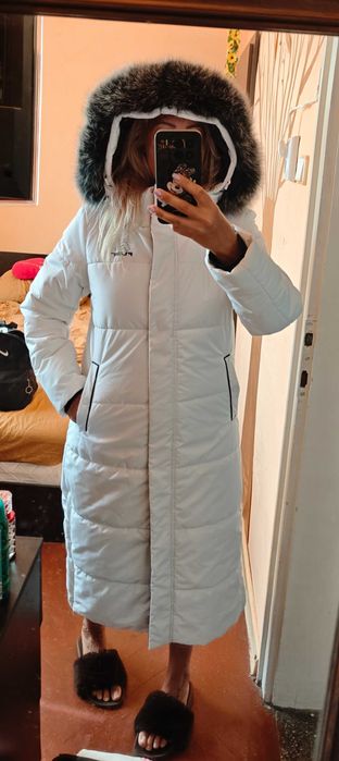 Бяло дълго зимно яке