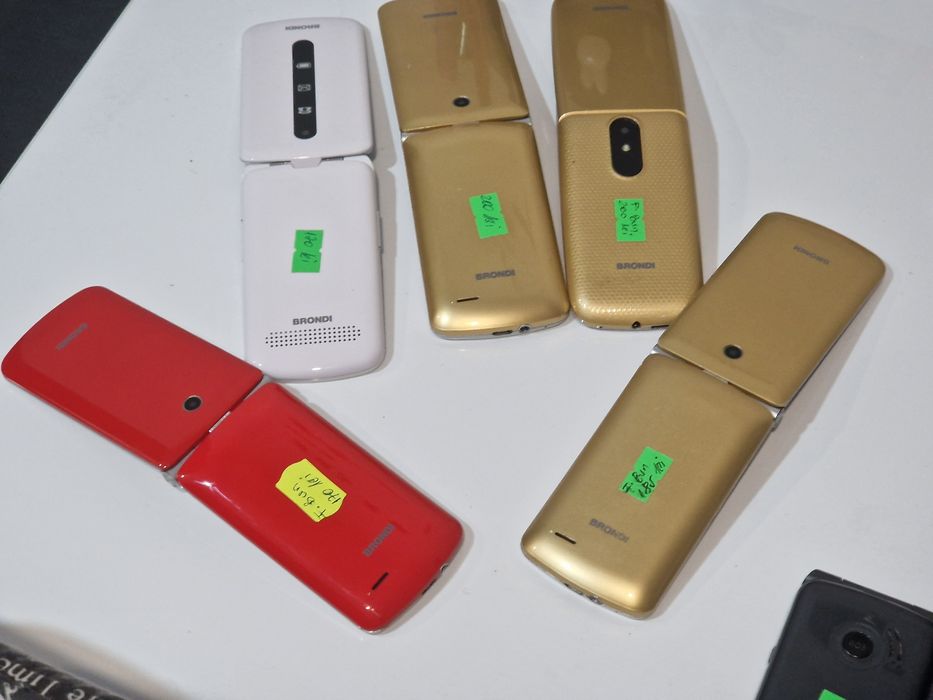 Telefon cu butoane mari si display generos, special pentru Seniori