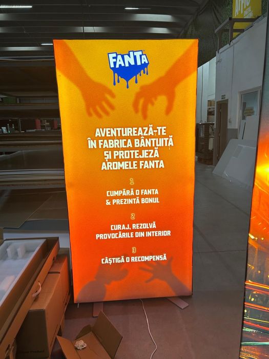 Casete luminoase și litere volumetrice