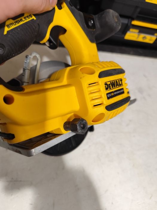 Акумулаторен безчетков ръчен циркуляр Девалт DeWALT DCS512
