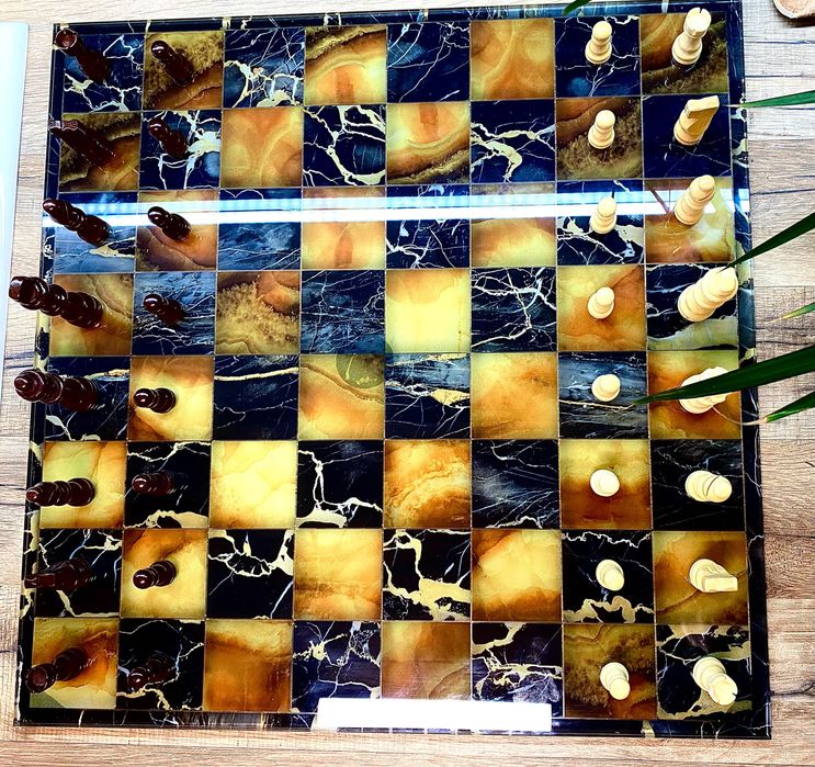 Стъклена шахматна дъска