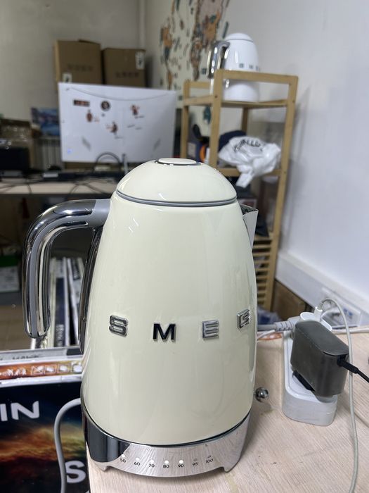 Smeg чайник бежевый