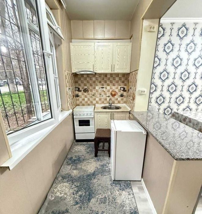 Чиланзар 10 квартал 1 комнатная ,1 этаж