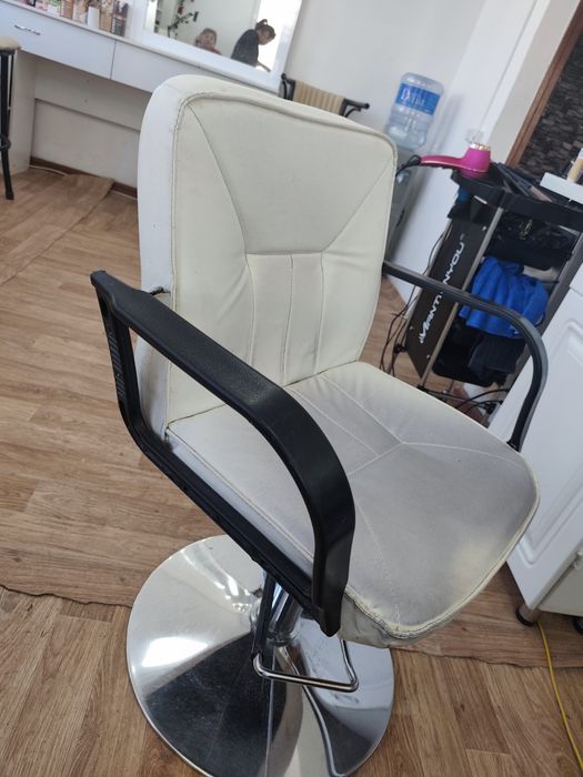 Парикмахерское кресло