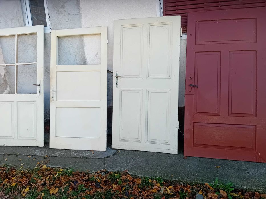 Vând uși din lemn masiv