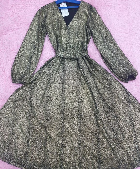 Продам новое платье.