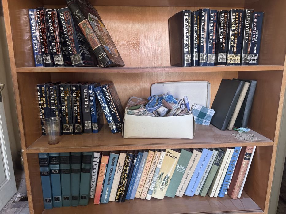 Продавам  стари  книги на едро