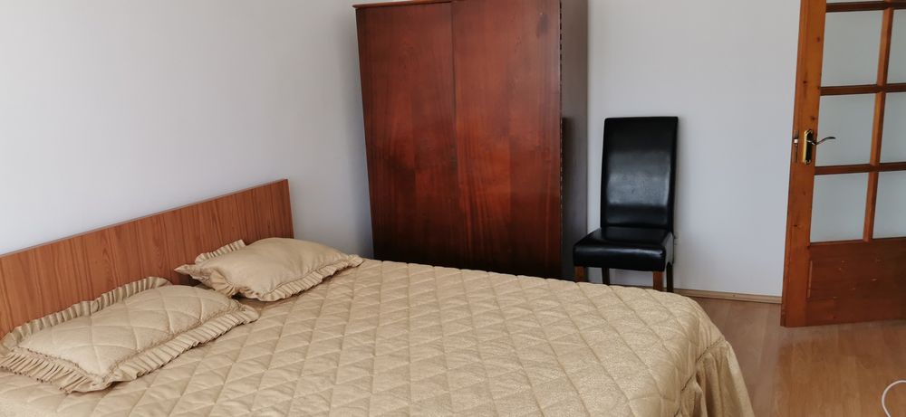 De închiriat apartament 3 camere