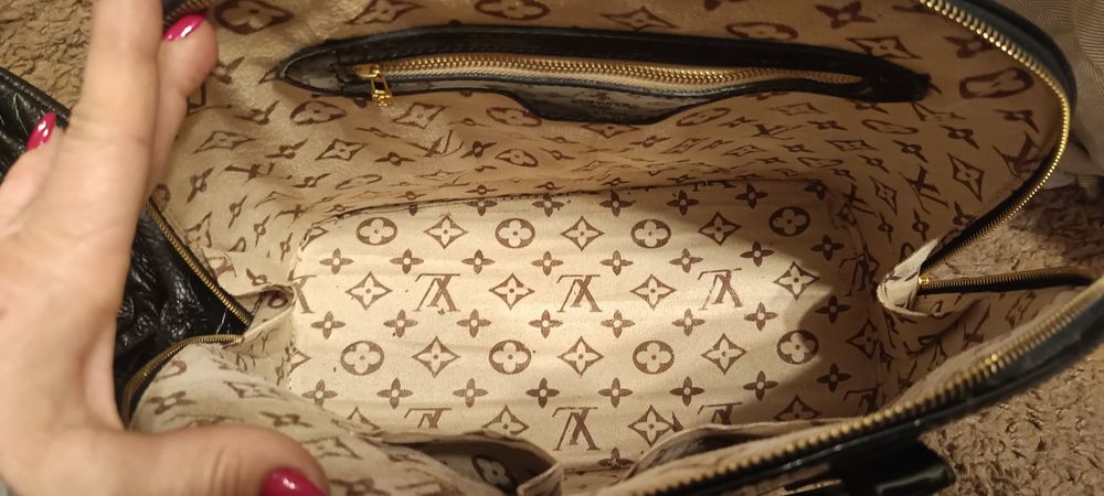 Vând geantă tip Alma, lac negru, stil Louis Vuitton.