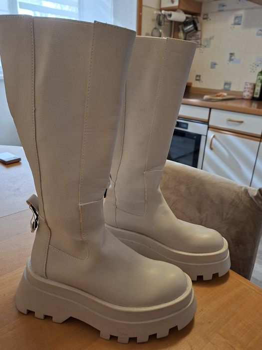 Vând cizme PULL AND BEAR marime 36