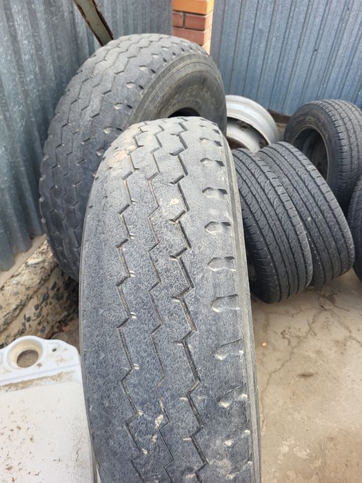 Грузовые шины с дисками.