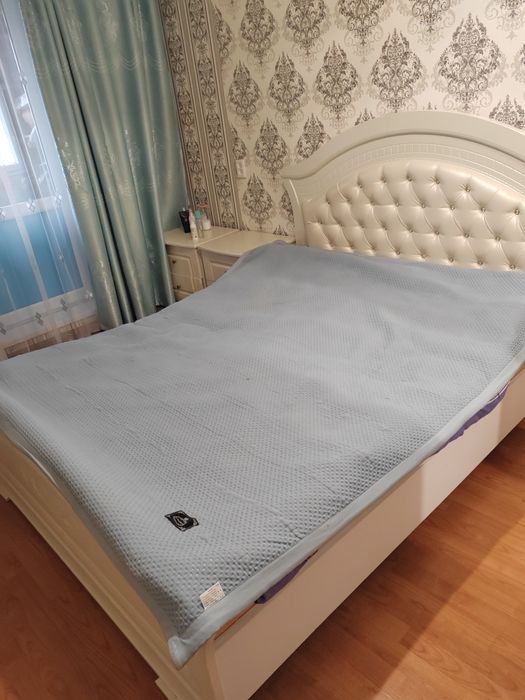 Кровать и тумбочки