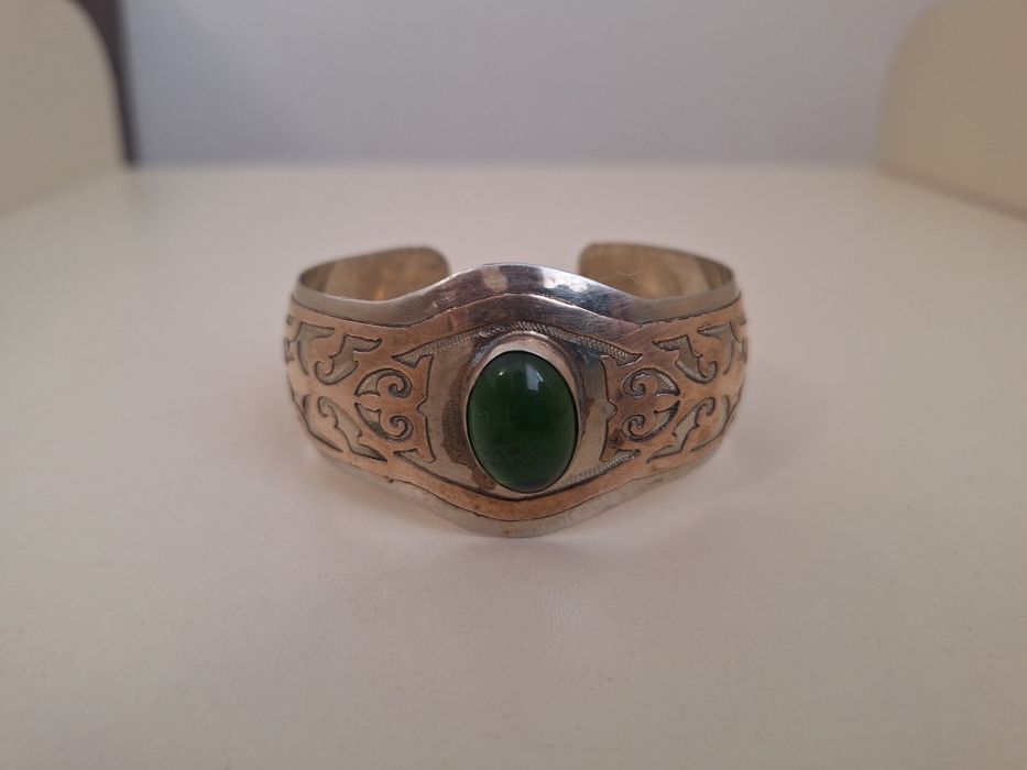 Женский серебряный браслет с камнем