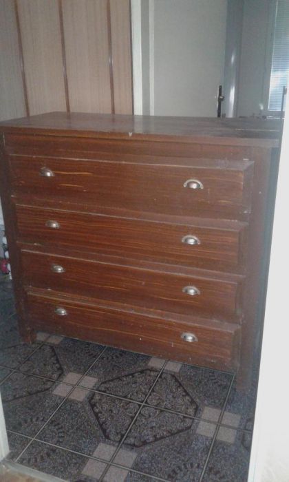 Старинен шкаф и креват