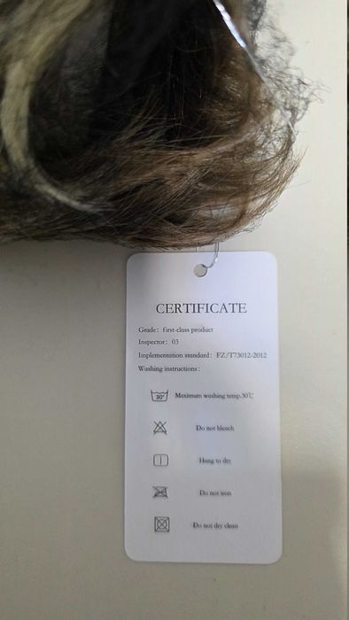 Perucă Haircube scurtă pixie blond cenușiu cu rădăcini închise – nouă