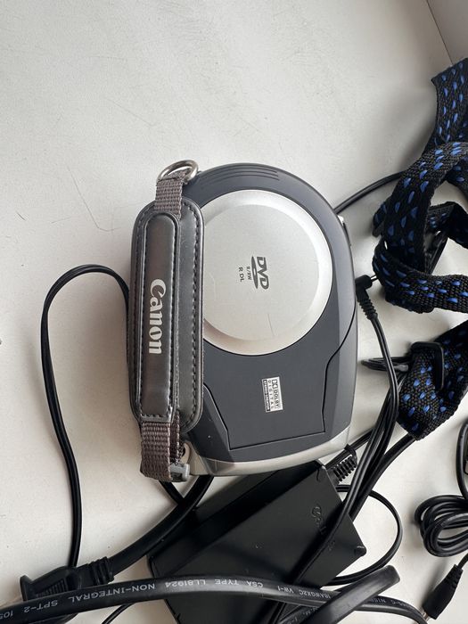 Продам видеокамеру Canon DC210