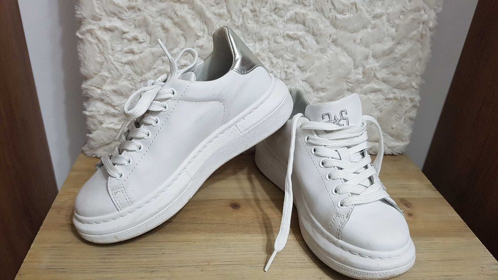 Маратонки от естествена кожа.