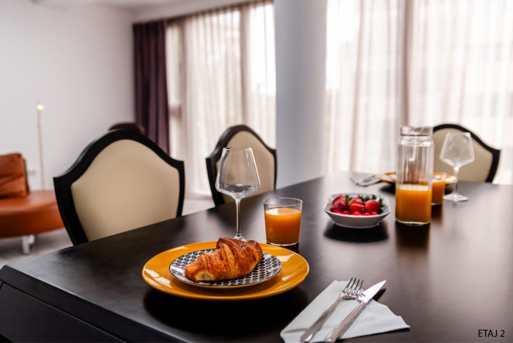 Vand masa de lemn cu set scaune