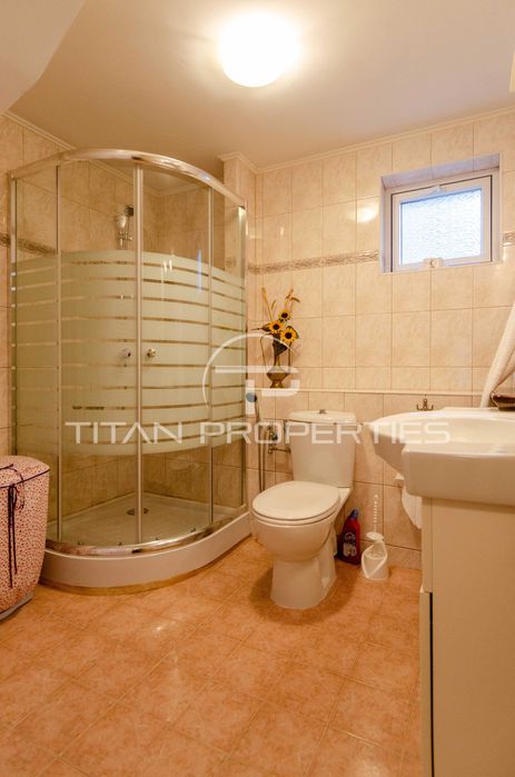 Триетажна къща с гараж в Кючук Париж