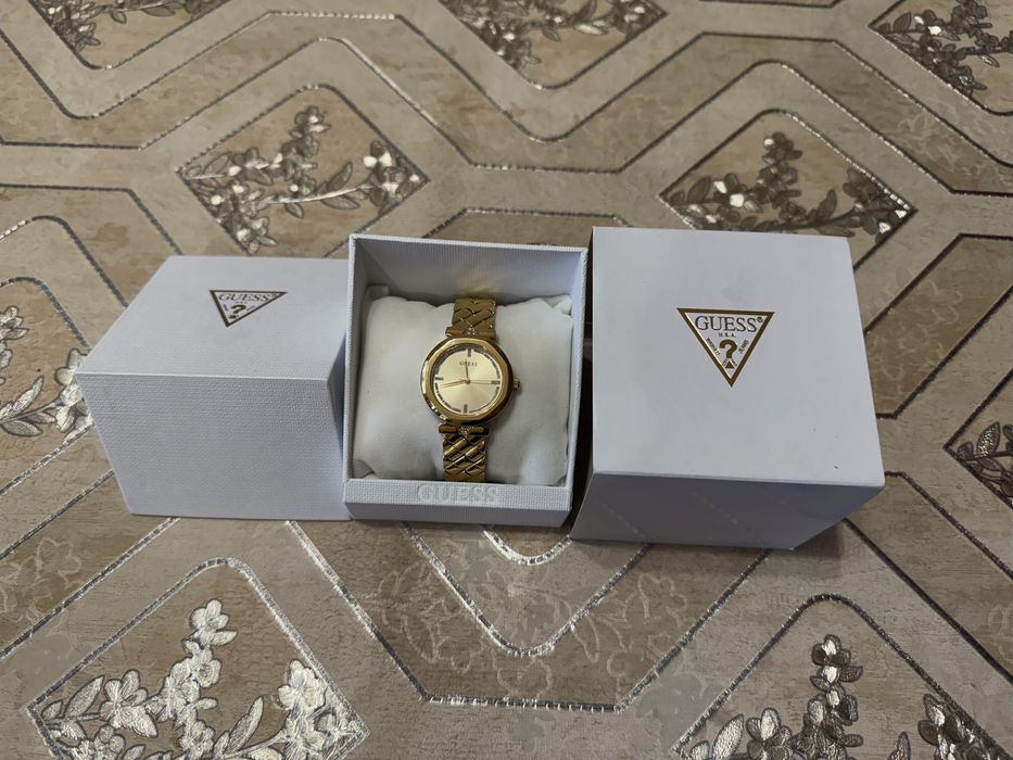 Продавам дамски часовник Guess