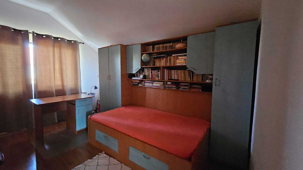 Mobila copii - pat (cu saltea), biblioteca, dulapuri, birou