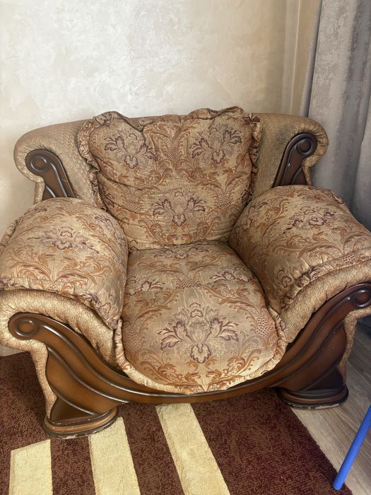 Диван старый но чистый