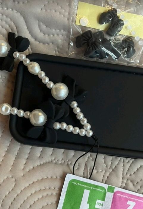 Vând o husă și 4 folii ecran protecție  Samsung Galaxy S24 Ultra 5g 
Sunt noi, nefolosite, am cumpărat telefonul dar am al