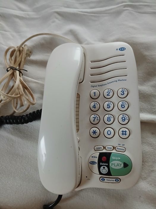 Telefon fix cu robot