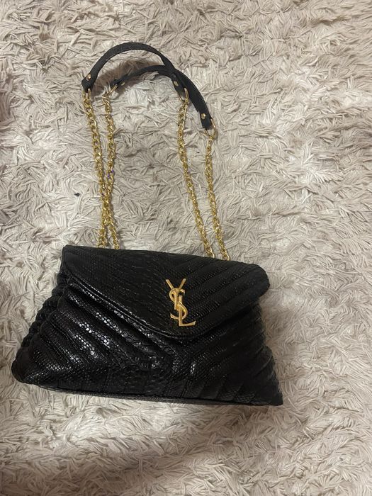 Черна чанта със златни елементи