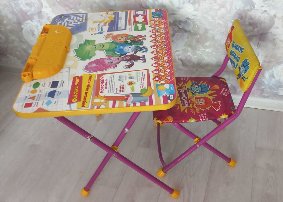 Детский столик, стул и мольберт