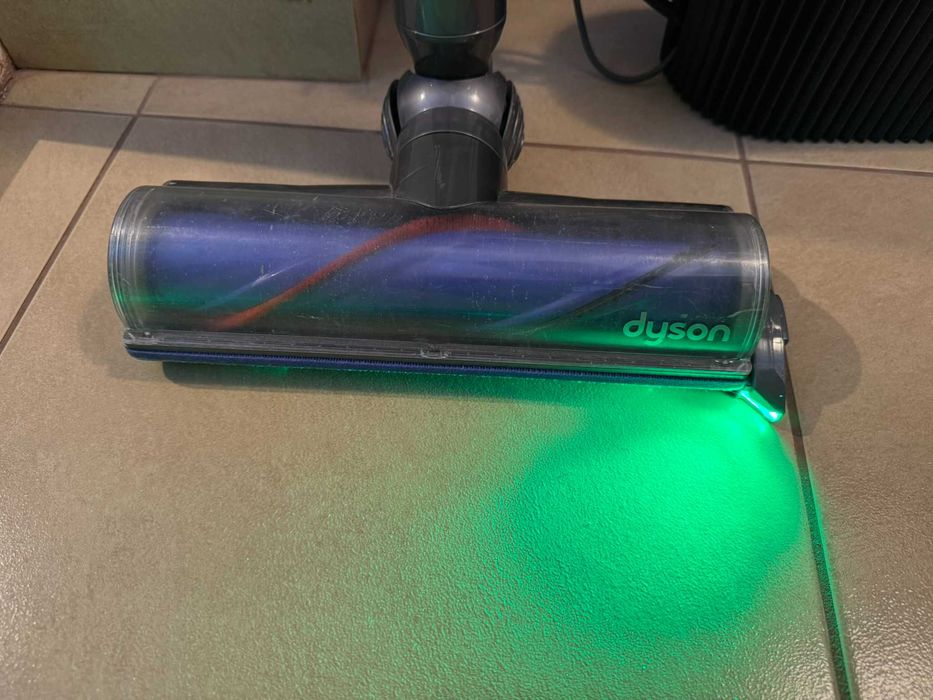 Dyson V6 Безкабелна прахосмукачка - пълен комплект + Laser