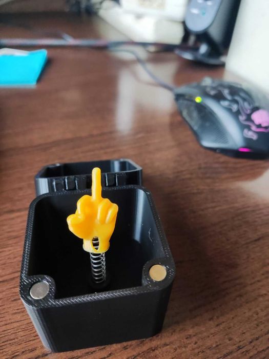 нтересна шега Подарък Среден пръст в кутия