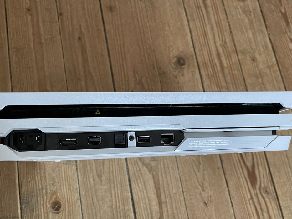 PlayStation 4 Pro Glacier White  impecabila, putin utilizat