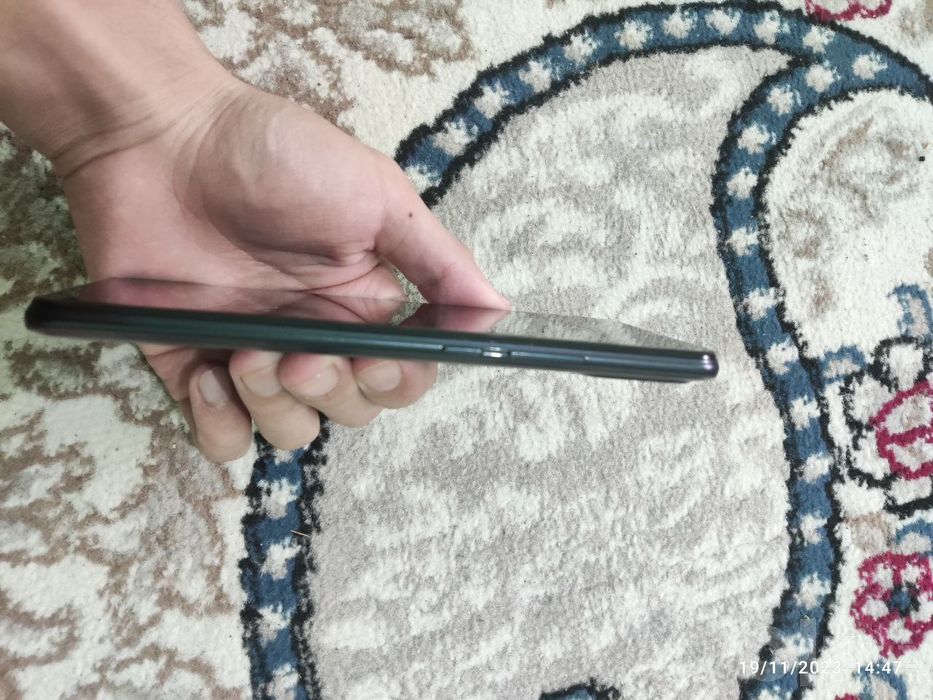 Yangi chiqqan Infinix Hot 11 play Idial holatdagi telifon.