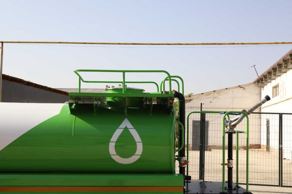 Поливомоечная машина  4 м3 HYUNDAI EX8