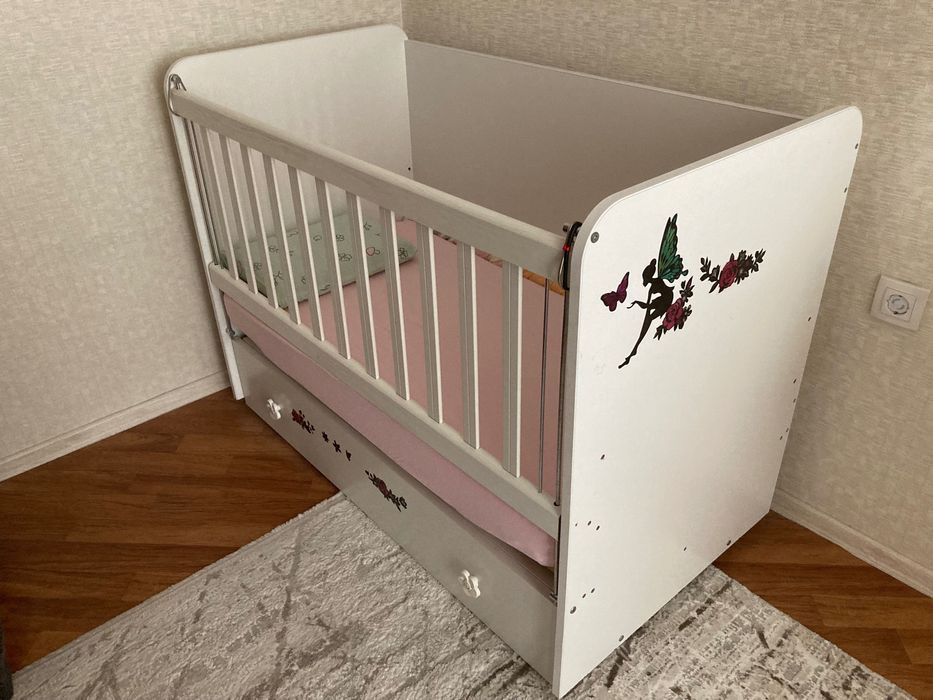 Люлееща бебешка кошара на 3 нива с подвижна решетка и матрак