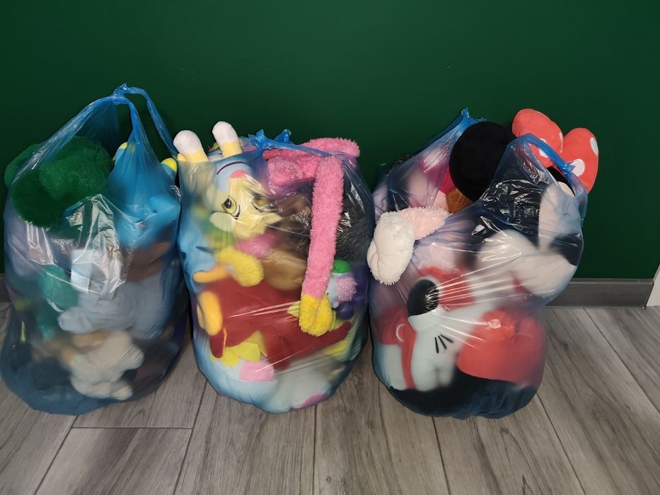 Продам 3 пакета игрушек