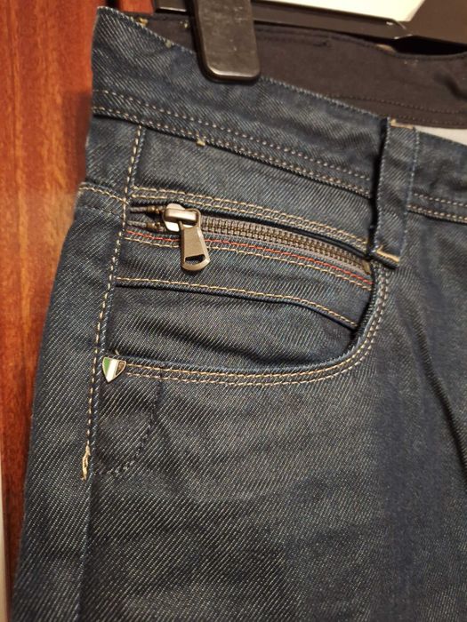 Vând blugi Jack and Jones 30/32 barbati