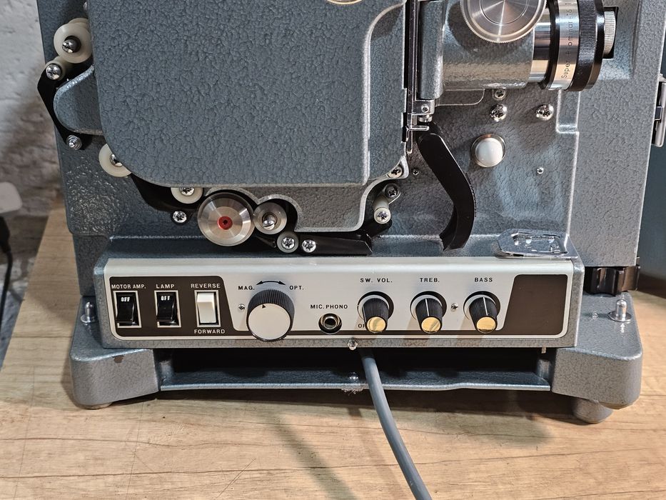 Proiector retro EIKI ST-2H de 16 mm ,sunet ,boxa, de colectie