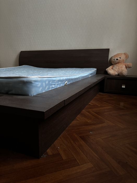 Продам кровать +2 тумбы
