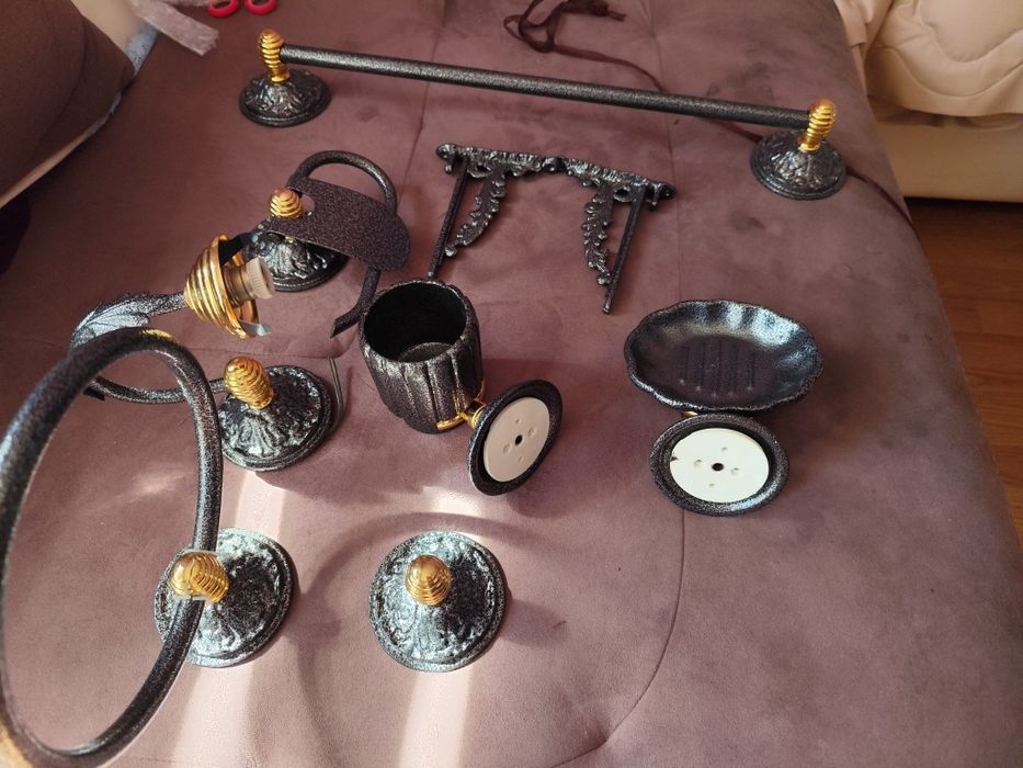 Аксесоари за баня от ковано желязо с жълт метал