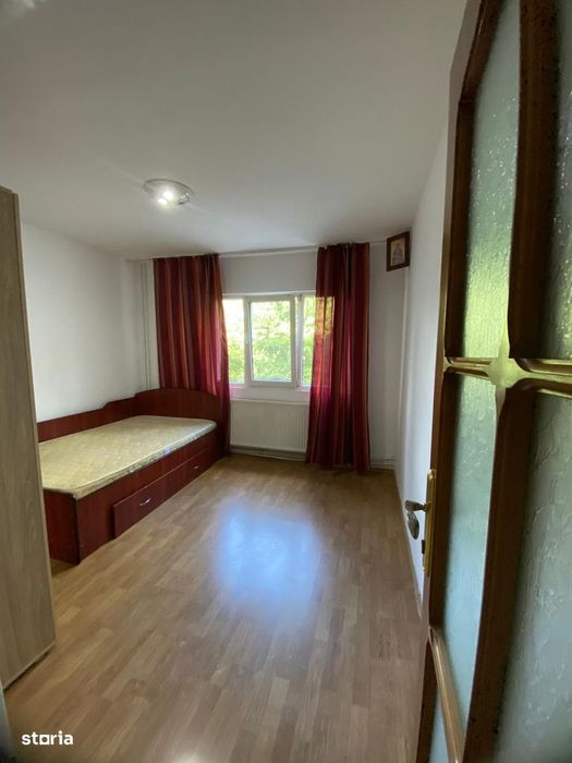 2 DECOMANDATE la etajul 2, centrala, bucatarie mare, boxa, Bicaz