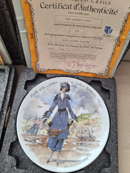 Декоративни чинии " Жените на века"