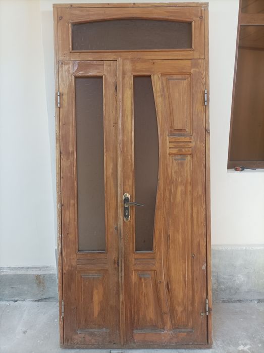 Yogʻoch eshik sotiladi,
